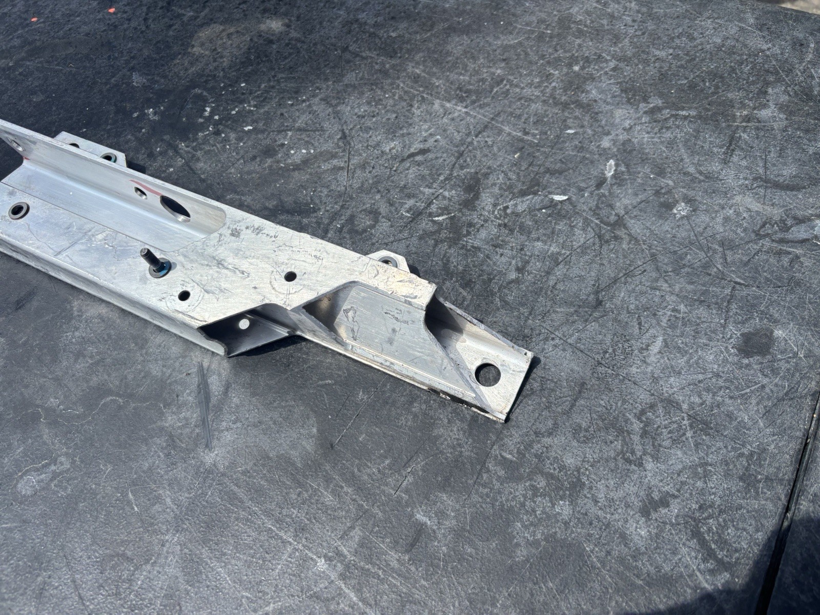 ASTON MARTIN DB11 BRACKET HD HINGE MOUNT RIGHT 2019 2020 2021 HY53-16A681-AC