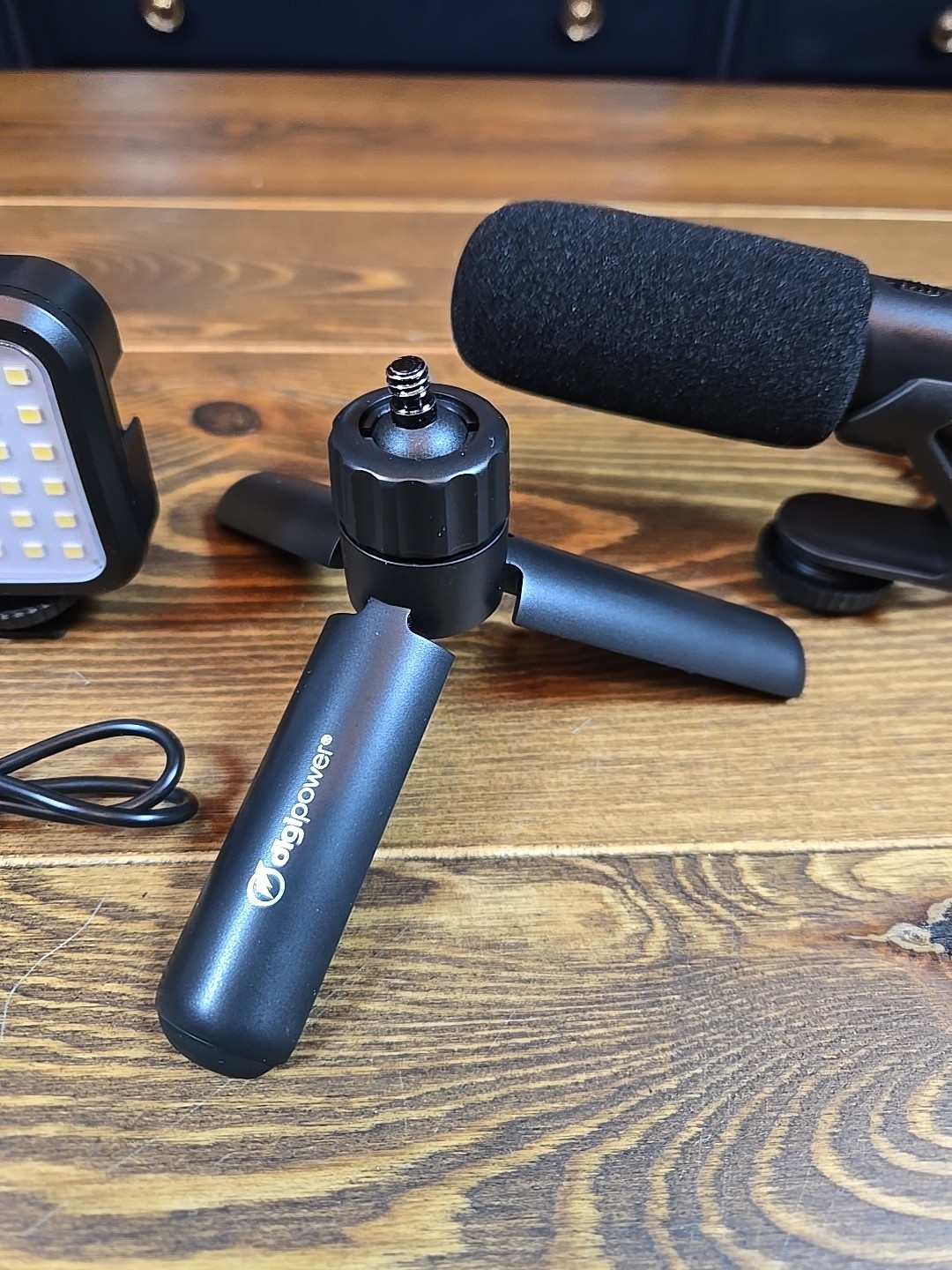 Vlogging Kit Tripod, Mic, LED For Phones & Cameras Go Viral Digipower Follow ME