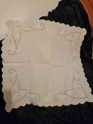 Hochwertige, wunderschöne Mitteldecke mit Weiß und Lochstickerei Leinen 70 x 70 - Bild 1 von 4