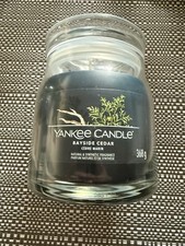 Image of YANKEE Candle Bayside Cedar 368 g MEDIUM JAR TWIN WICK