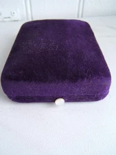 VINTAGE PURPLE VELVET MOP MOTHER OF PEARL BUTTON JEWELRY PRESENTATION CASE