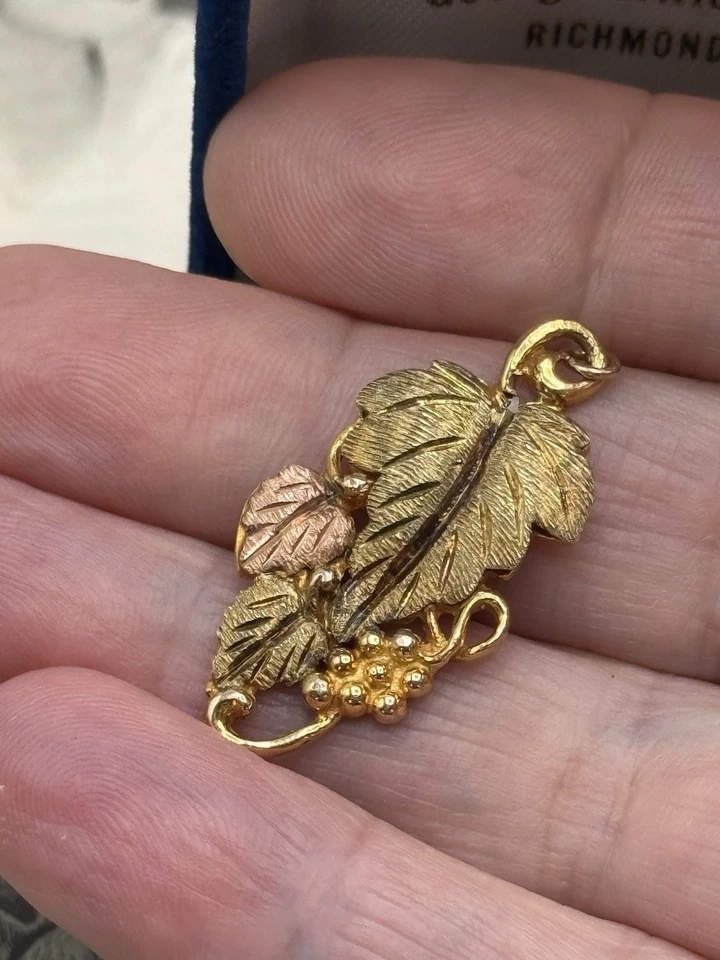 Colgante de oro Black Hills de 10k y 12k Black Hills hojas de vid de oro encanto 3,4 g Foto 3 de 4