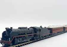 Z Gauge Scale Express Steam Locomotive + Passenger Coaches Model Railway Train