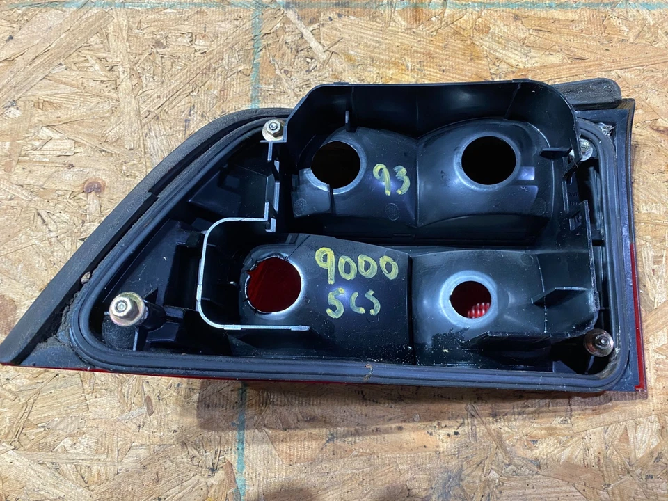 Lente de luz trasera. Derecha. Saab 9000CS. 1992-1998. Foto 3 de 4