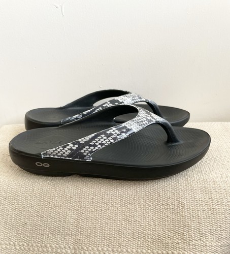 OOFOS OOlala Recovery Sandals Womens 10 Snake Skin Print Flip Flops OOfoam