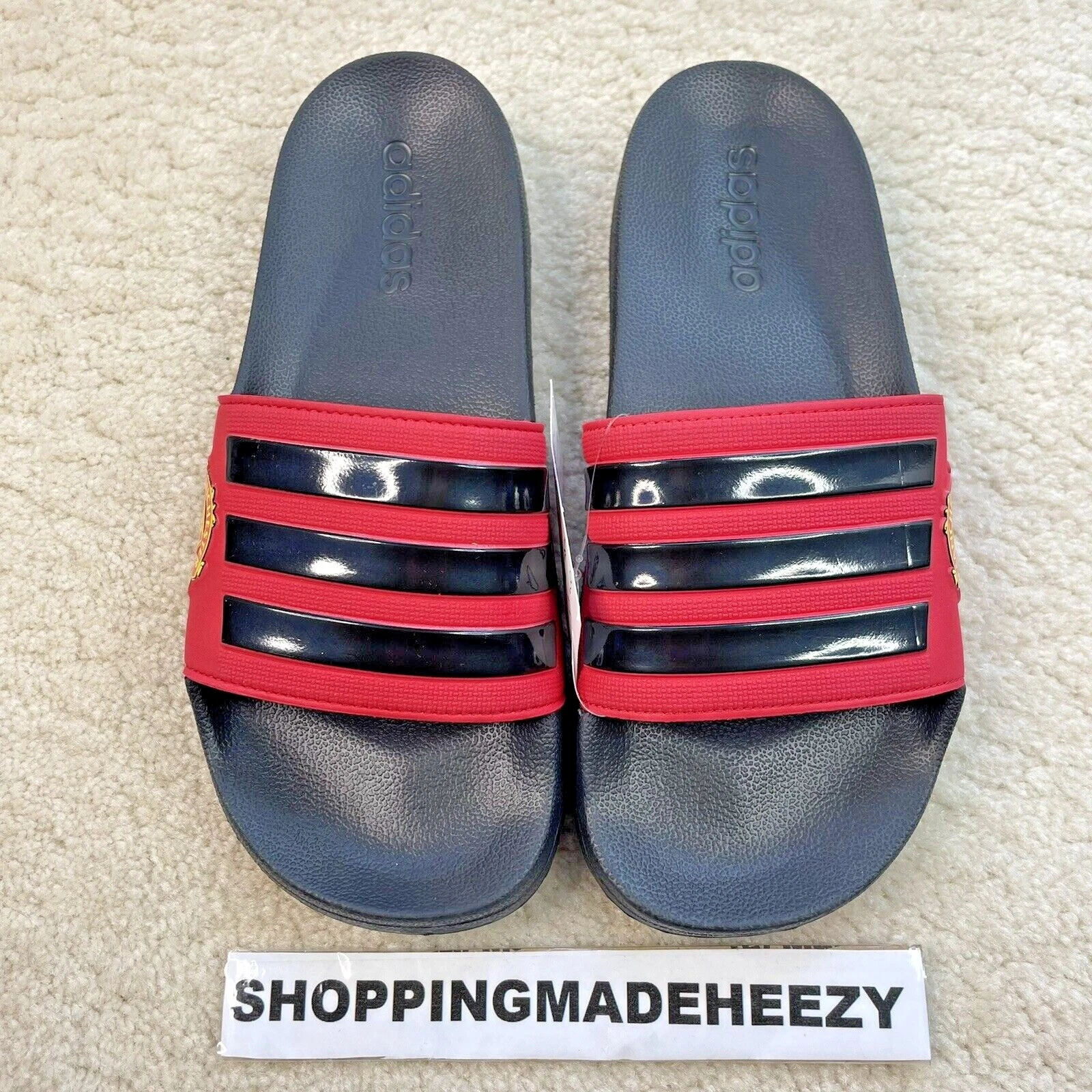 [US 8] MANCHESTER UNITED FC x adidas Adilette scivoli da spiaggia doccia rosso nero raro
