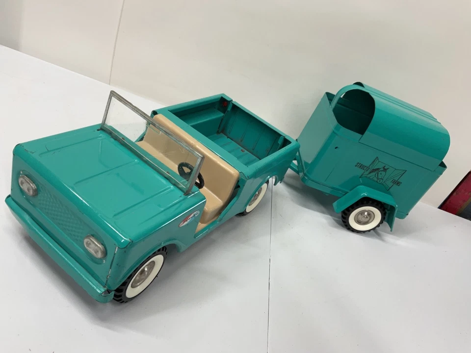 VINTAGE PRESSED STEEL STRUCTO FARMS JEEP AND HORSE TRAILER - Image 2 of 4