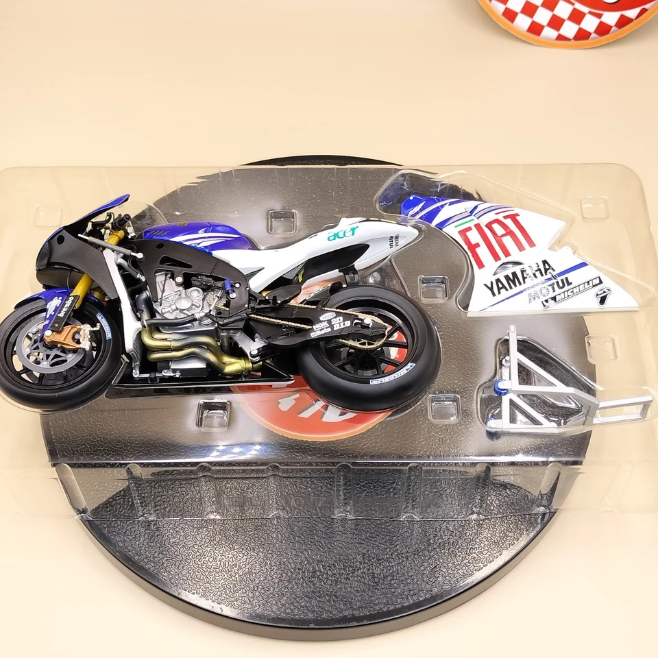 MINICHAMPS 1/12 Yamaha YZR-M1 FIAT Valentino Rossi #46 MotoGP 2007 122073046 - Image 3 of 4
