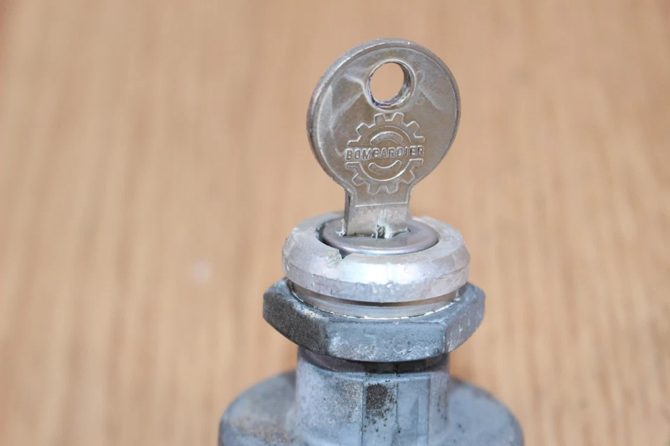 Interruptor de encendido Ski-Doo Blizzard 5500 MX 1981 con llave Foto 3 de 4