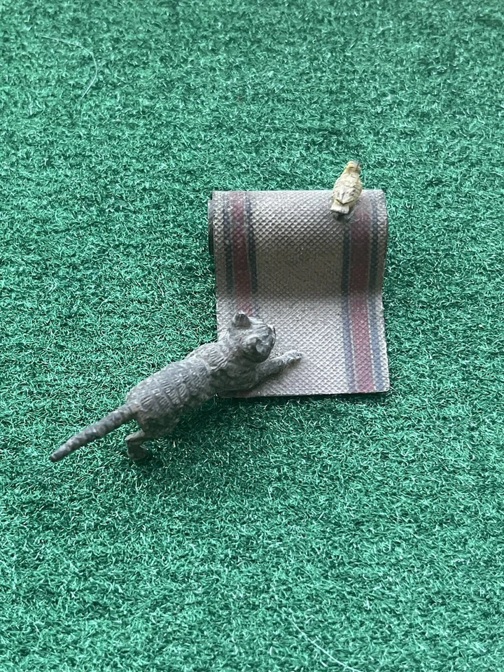 Estatuilla de gato austriaco vintage de bronce pintado en frío jugando con pájaro sobre alfombra Foto 4 de 4