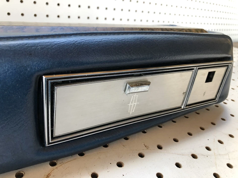 1974-79 Lincoln Continental Towncar Coupe apoio de braço traseiro esquerdo/direito - Imagem 4 de 4