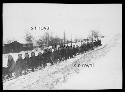 30 Girls Sitting in a Snake on Sleigh - 1930s - Photo 11x8cm