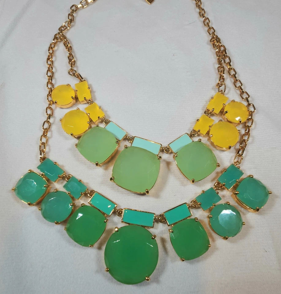 Colar Kate Spade Statement Bib vidro verde e amarelo, tom dourado, 18" - Imagem 4 de 4