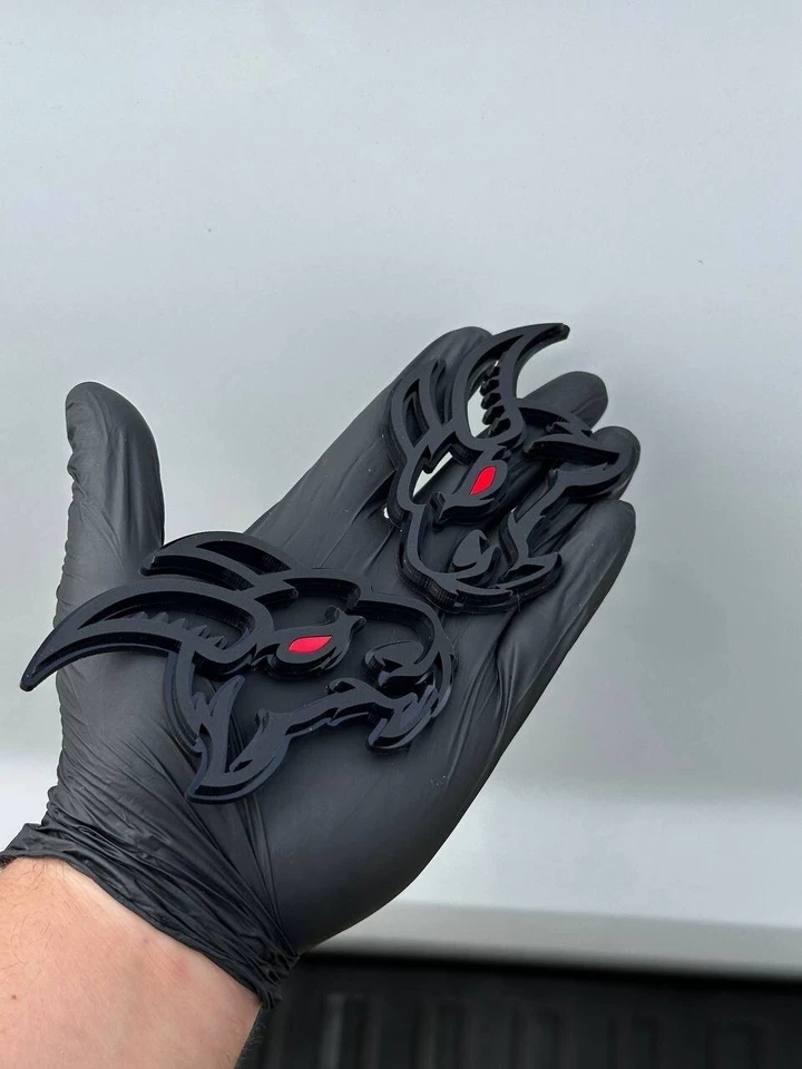 Insignia emblema coche camión Angry Goat ojo rojo mate negro sobre negro paquete personalizado de 2 Foto 4 de 4