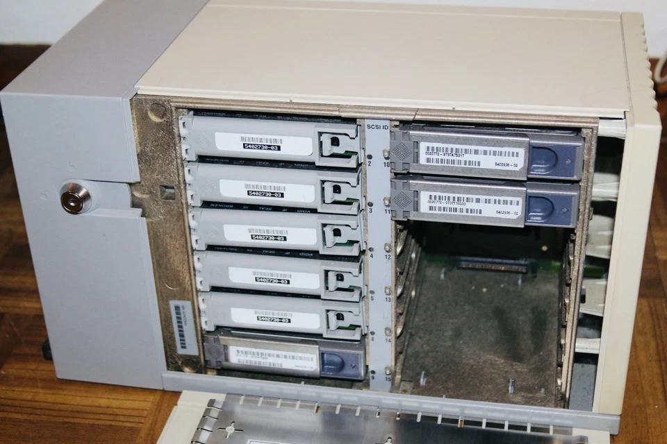 Sun 711  SCSI 12 Bay HDD Enclosure 599-2061-01 w/(8) 5402730-03, 5402936-02 - Image 4 of 4