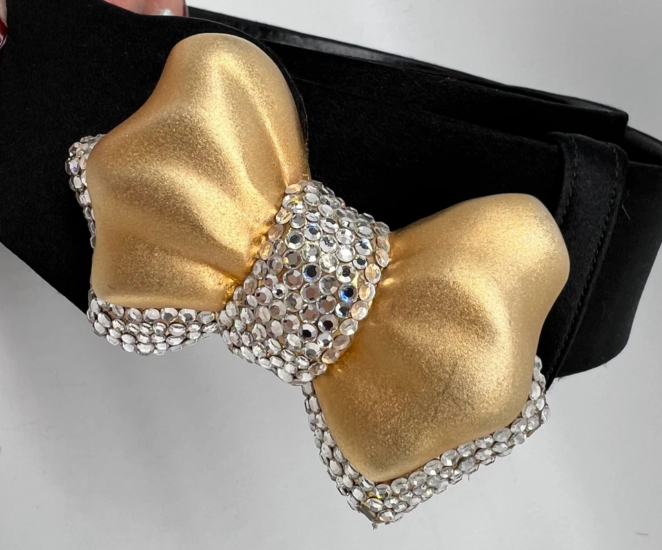 Judith Leiber Cinturón Negro Satinado Tono Dorado Cristal Embellecido Arco Hebilla Foto 2 de 4