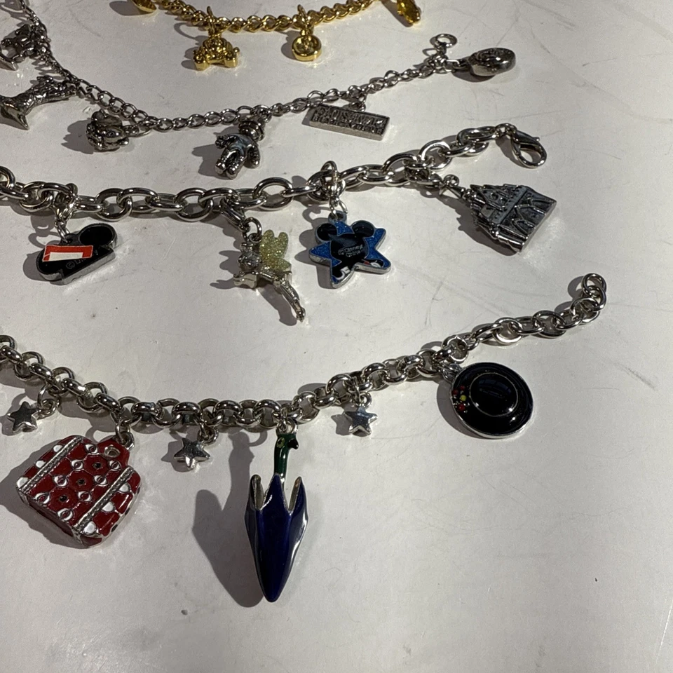 Disney Mary Poppins 17 Cherry Lane, más 4 pulseras más Disney Charm. Lote/5 Foto 3 de 4