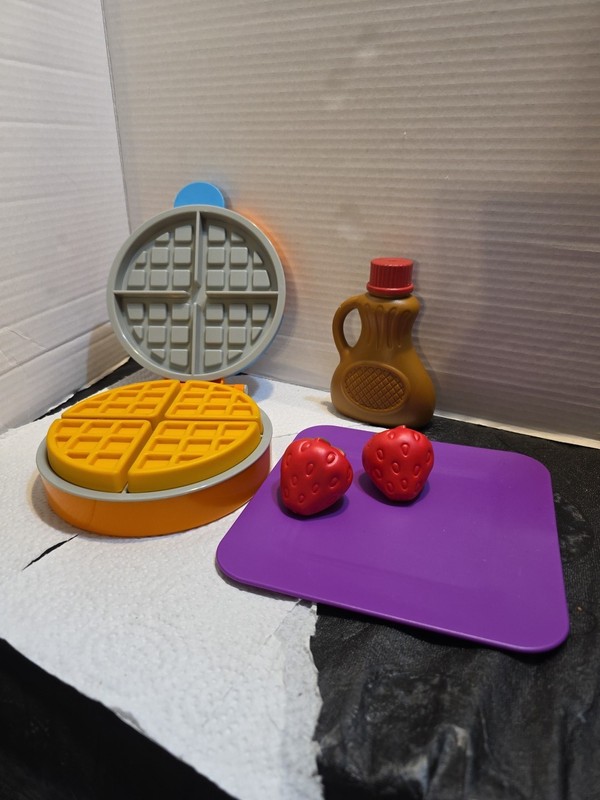 Child Pretend Waffle Maker Wirh Waffkes , Strawberries, Sryrup And A Plate