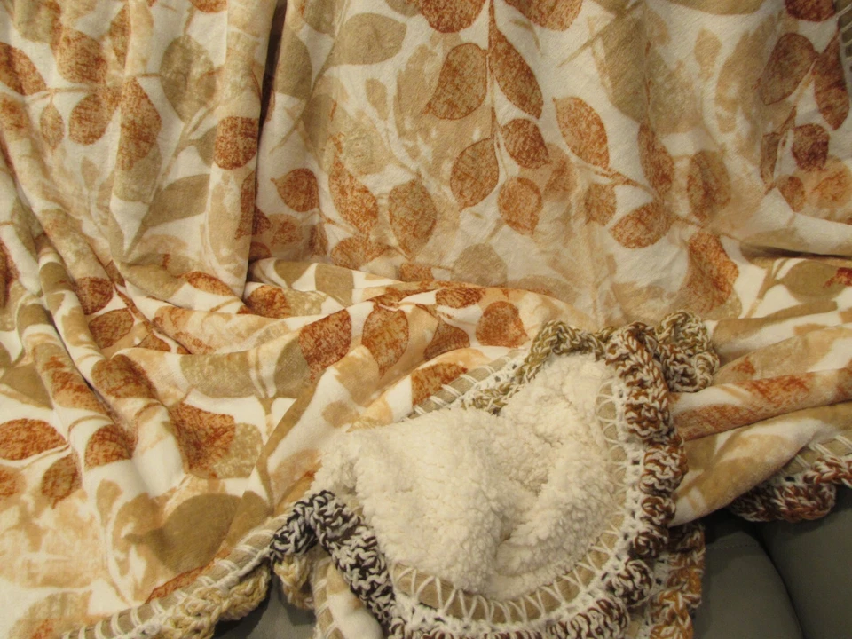 Manta de felpa reversible de gran tamaño beige tostado crema marrón hojas ganchillo Foto 4 de 4