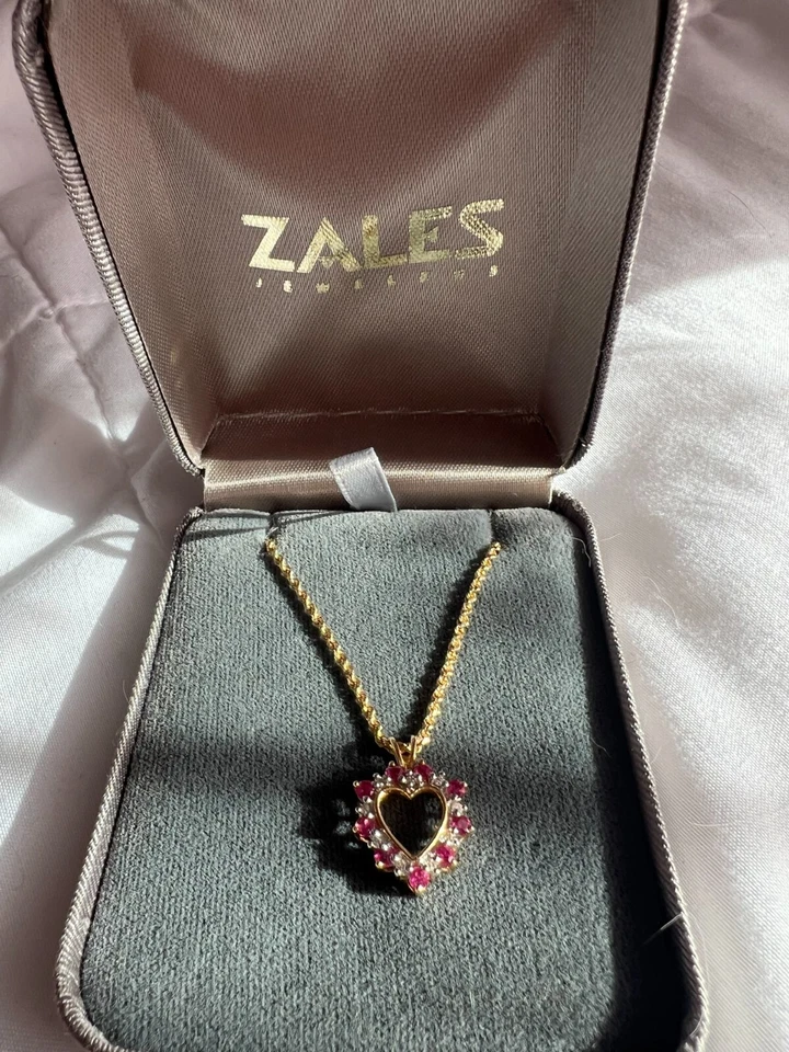 Pingente de ouro amarelo 14k 9 rubis com 9 diamantes em forma de coração com corrente de 18" - Imagem 2 de 4