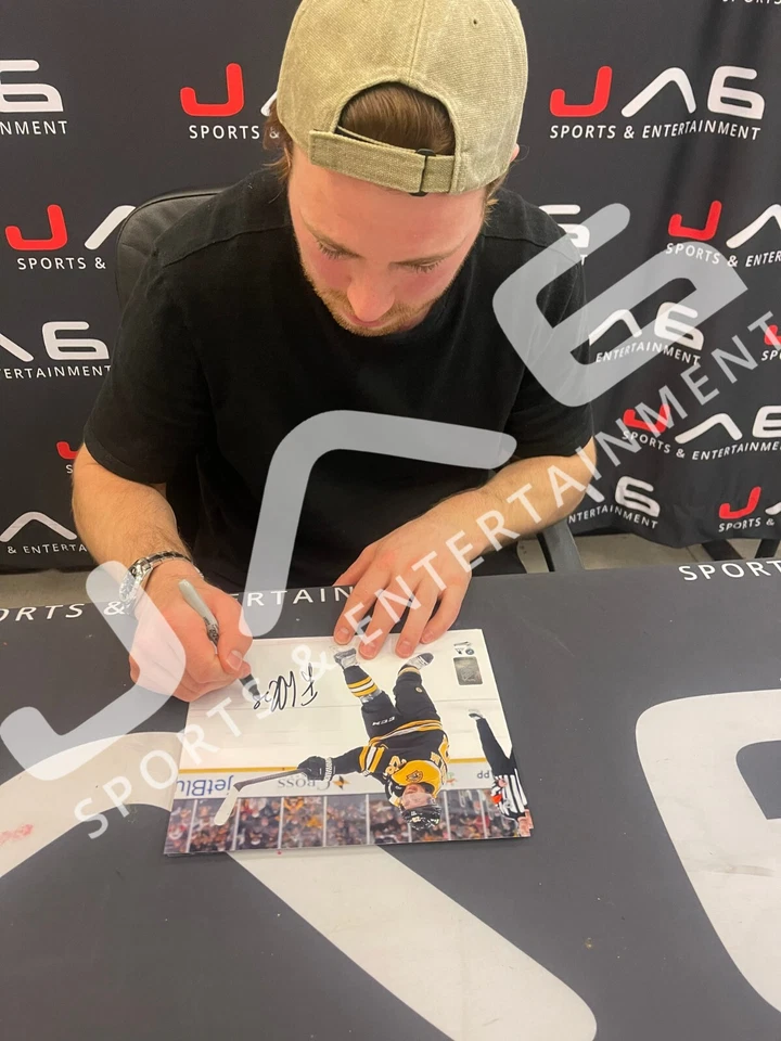 Foto firmada autografiada por Elias Lindolm 8x10 NHL Boston Bruins certificado de autenticidad JSA Foto 2 de 2