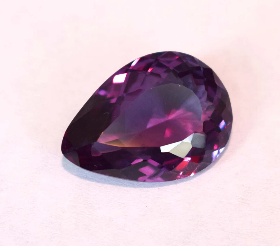 Piedra preciosa de alejandrita que cambia de color nuevo 24-26 quilates corte pera rusa más valioso Foto 2 de 4