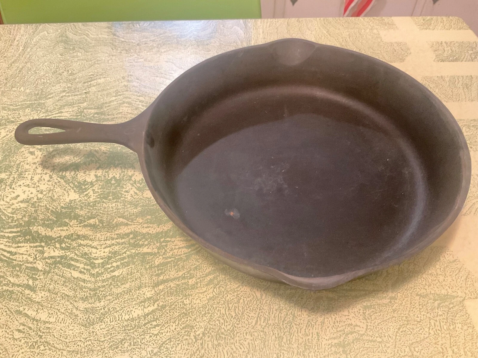 Vintage Wagnerware cast iron sidney 0, #10 1060A Skillet. vg cond.