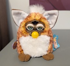 Caballito de mar Furby Baby 2000 funcionando con párpados rosa/crema y etiqueta colgante