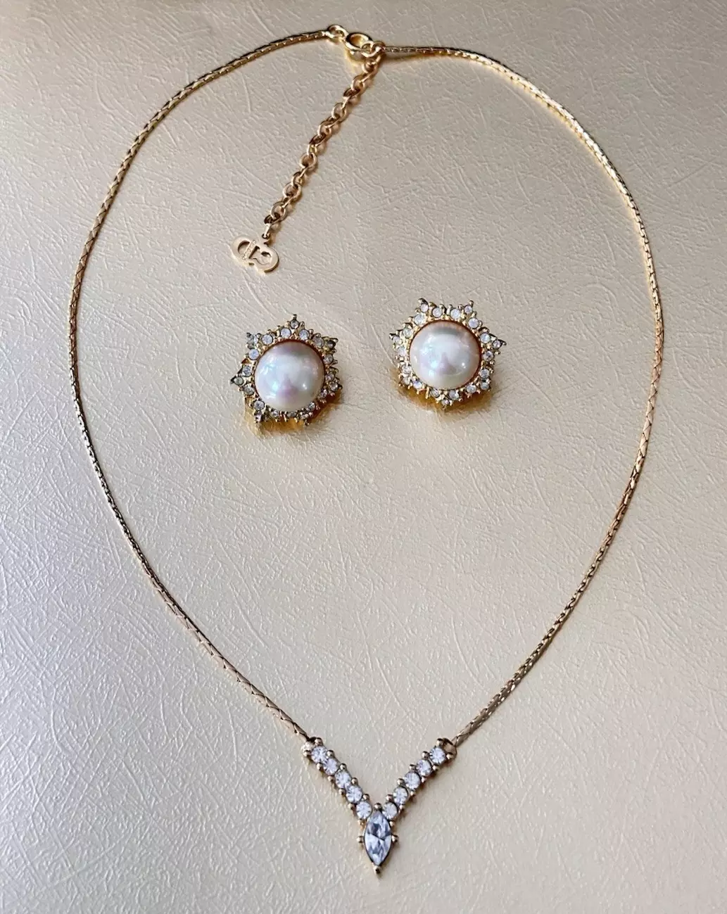 Ensemble boucles d'oreilles halo collier V strass cristal fausse perle Christian Dior vintage