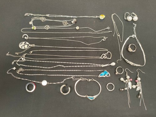 Lot Mystère De Bijoux Fantaisie Vintage : Argenté, Acier, Mixte - Idéal Pour Collection Ou Customisation R155