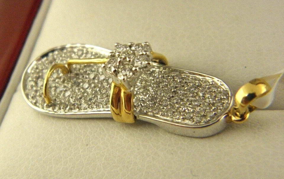 Colgante/dije de zapato con solapa abatible de diamante natural KTD en oro macizo de 14 K dos tonos Foto 3 de 4