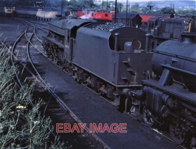 FOTO STANIER ''BLACK FIVES'' 44758 UND 44781 STEHEN AUSSERHALB DES NÖRDLICHEN ENDES VON CARN