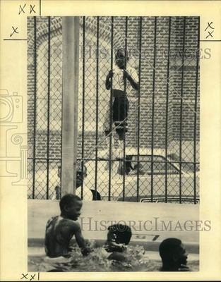 #ad 1990 Press Photo Youth on fence observes Stallings Center youths splash in pool $24.99