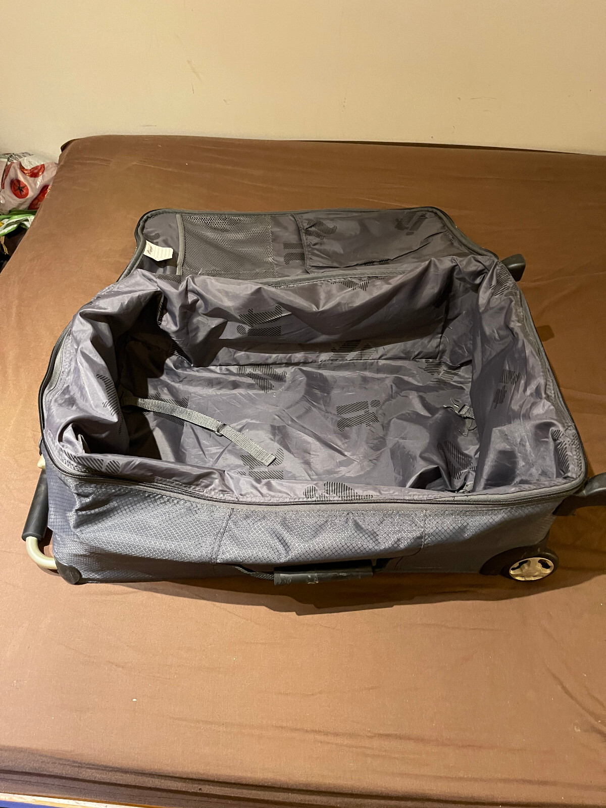 it Luggage world's lightest weight big travel wheeled bag luggage