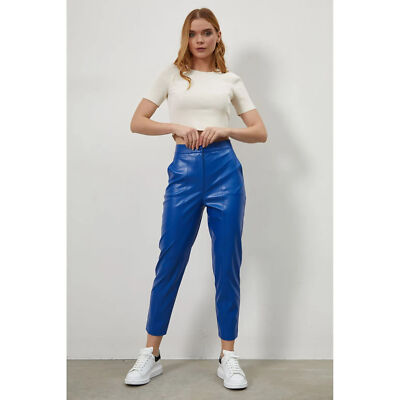 Neue blaue geschnittene Lederhose für Damen. Echte weiche Biker-Lederhose...