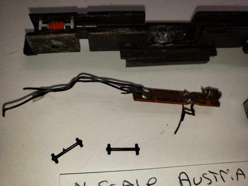 CHASIS METÁLICO CON ENGRANAJE ATLAS CONCOR Y PIEZAS ESCALA N DE LOCOMOTORA AUSTRIA Foto 2 de 4