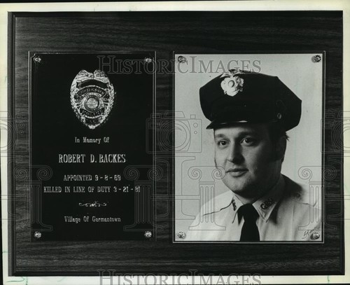 1983 Pressefoto Robert D. Backes Plakette Display bei der Germantown Polizei