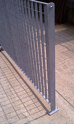 Supporto Palo Recinzione Base Per Piede Di Recinzione In Metallo Zincato - Dimensioni 75 Mm O 100 Mm, Con Bulloni White Base - Foto 3