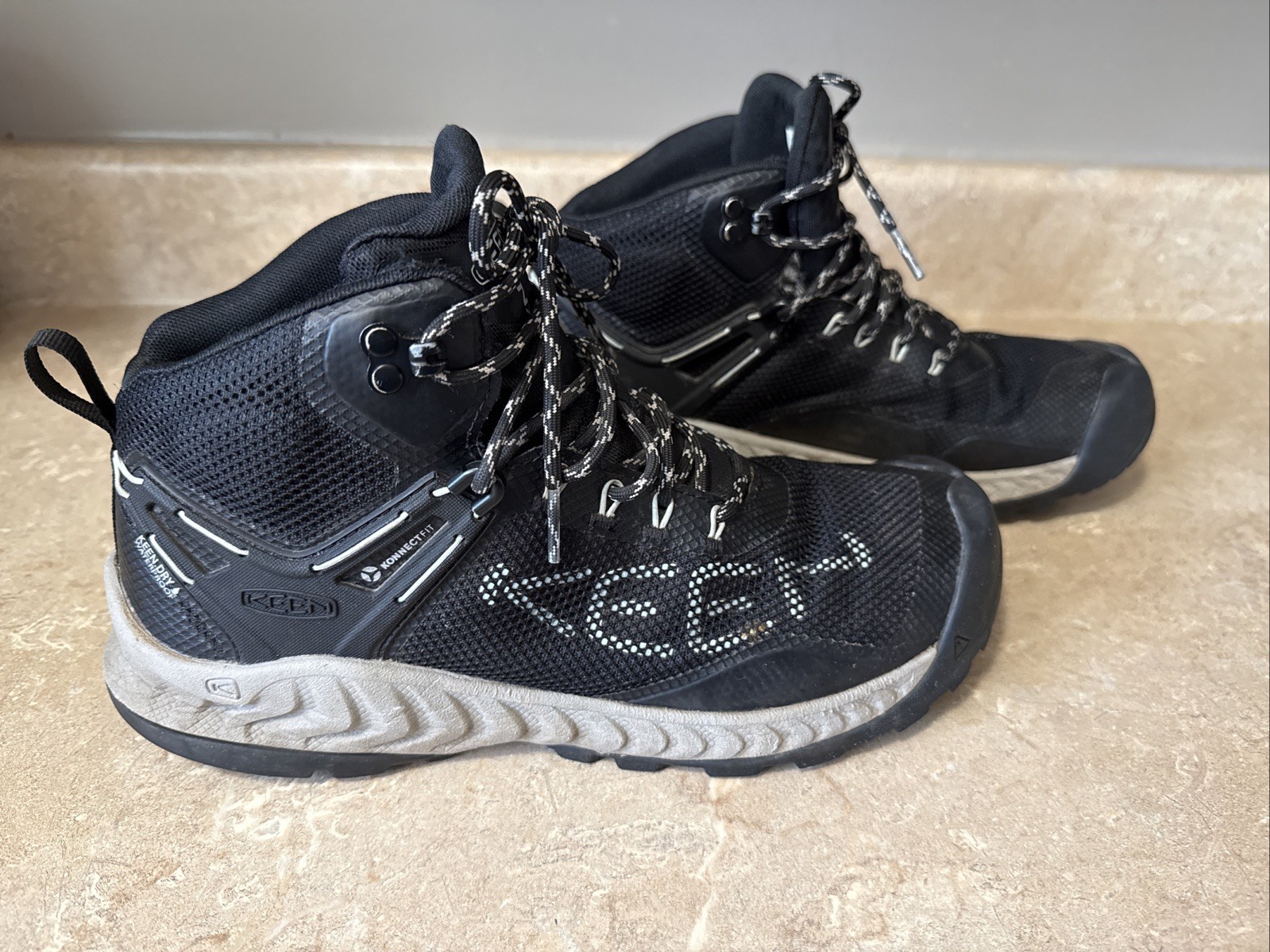 Scarpe da trekking Keen donna taglia 10 Nxis Evo Mid nere 1025911