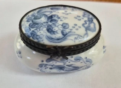 Boîte pilulier porcelaine de Limoges, forme bonbonnière peint main. - Photo 1/4