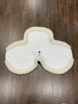 Ogilvy Hunter Lammfell Schabracke weiß 17-17,5 Neu Made in Canada Neu mit Etikett - Bild 1 von 4