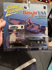 Johnny Lightning 2000 Chevy Silverado Ext Cab P/U & Brauer Bass Boat Bassin' USA