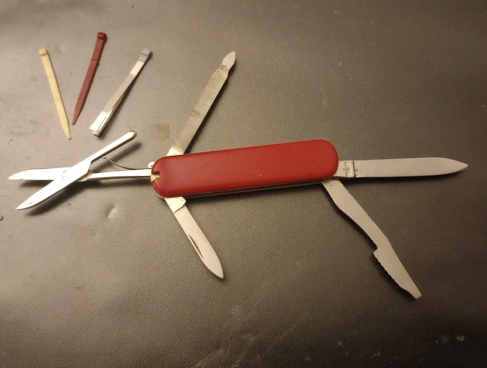 VICTORIA EXECUTIVE ANTIQUE SWISS ARMY KNIFE * Single-Leg, Victoria Tang, Red TP - Image 2 of 4