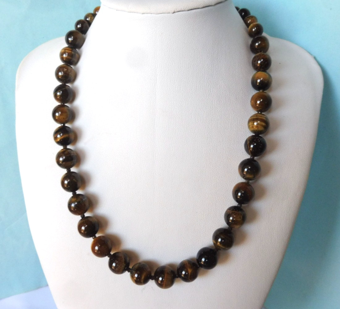 Collier oeil de tigre de 255 carats monté sur argent massif