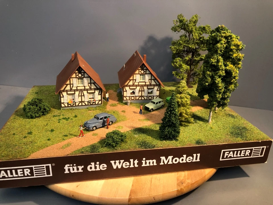 Schönes Händler - Diorama von Faller inkl. Beleuchtung H0 1:87 begrünt