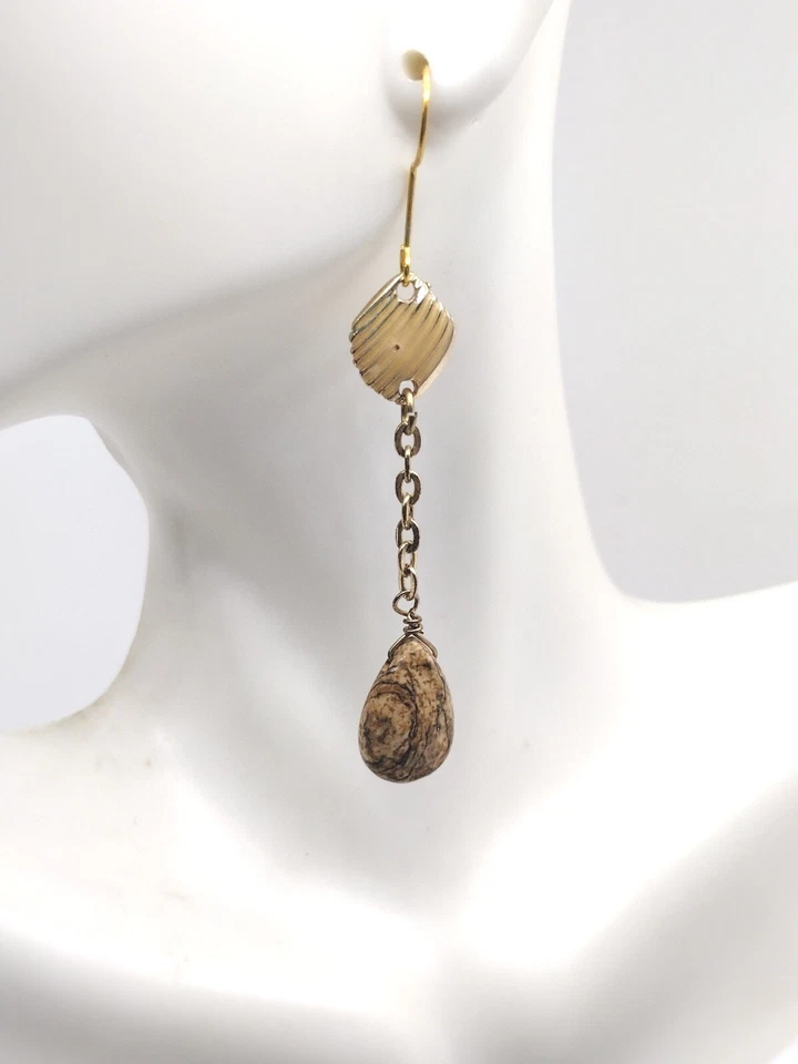 Chico’s Light Weight Gold Toned Shell Teardrop Stone Dangle Drop Earrings Jewelr - Image 2 of 4