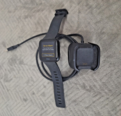 Fitbit FB504 Versa Smart Watch Bluetooth Fitness Tracker Black/black