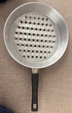 Máquina Spaetzle Vintage ~ Herramienta de cocina de aluminio ~ Mango ~ Labio de sartén