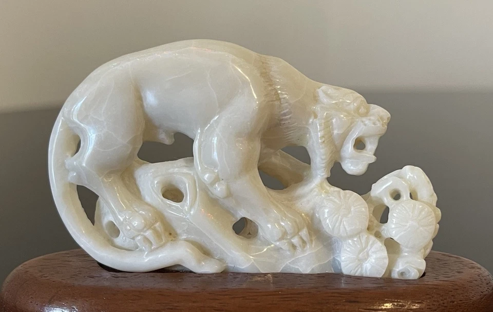 FINELY CARVED CHINESE FU LION BIXIE TIGER FIGURE WHITE OPAL STONE - Image 2 of 4