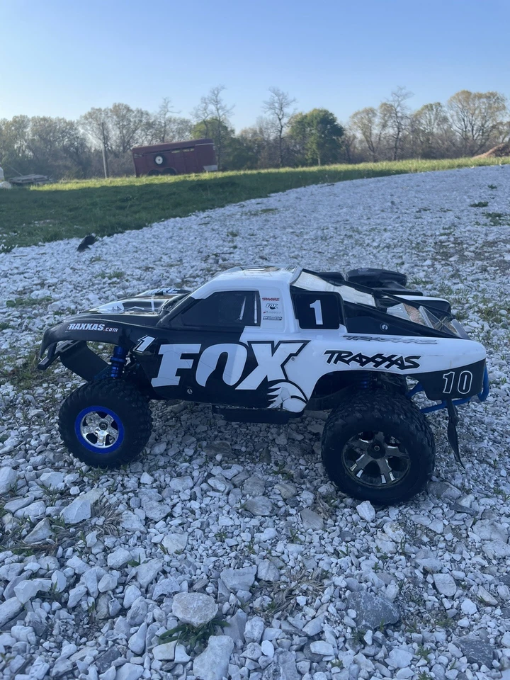 Traxxas Slash EXTREMADAMENTE MODIFICADO 4x4 RTR + Dos cuerpos Basher escala 1/10 TSM Foto 3 de 4